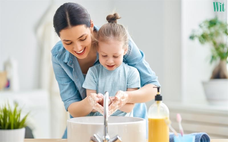 Cách chăm sóc trẻ em bị đau mắt đỏ đơn giản, an toàn tại nhà 
